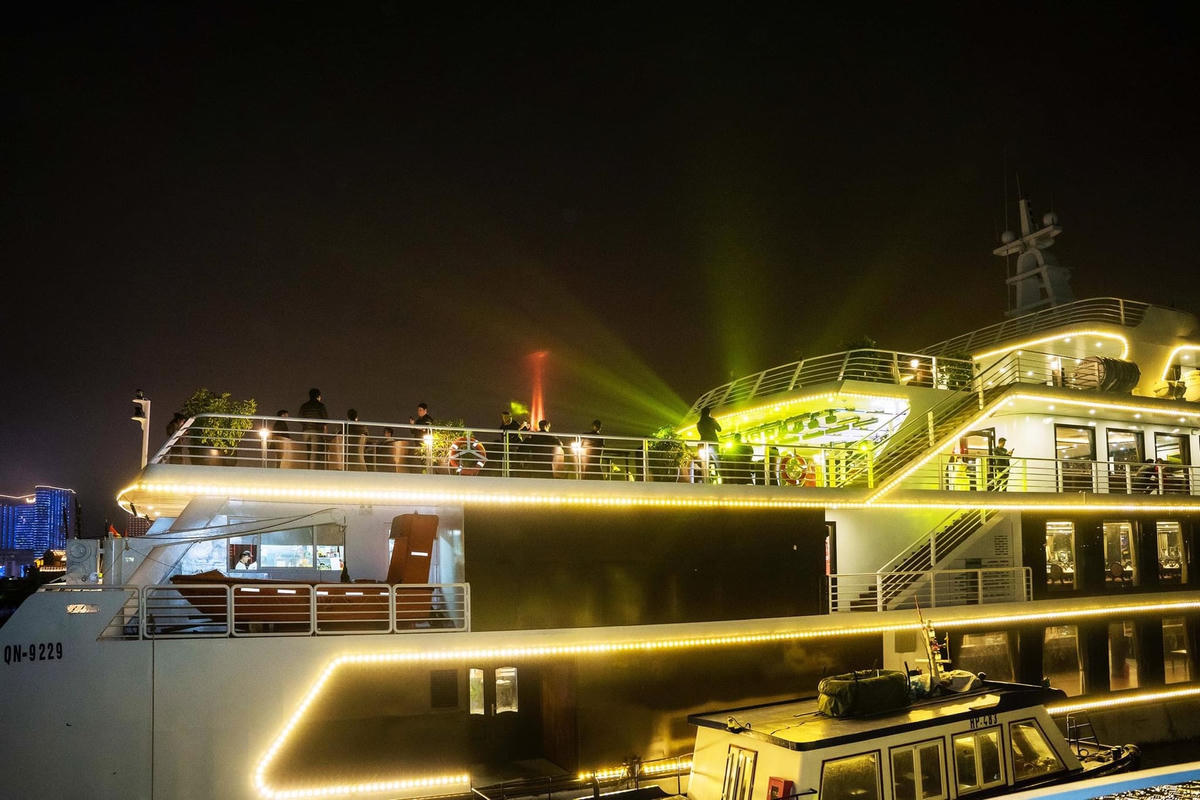 Tàu đêm phục vụ du khách tại "Phố đêm du thuyền".