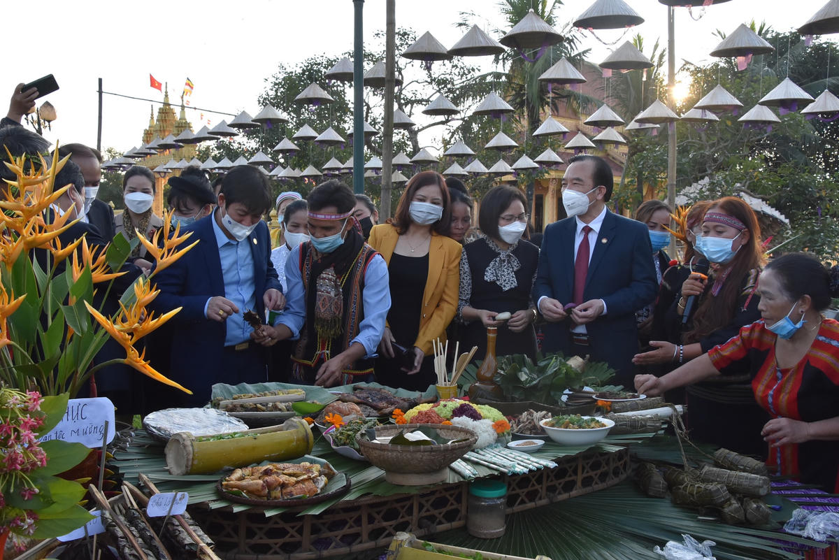 Phó Chủ tịch Ngô Sách Thực tham gia các hoạt động chung vui cùng bà con tại Làng Văn hóa - Du lịch các dân tộc Việt Nam.