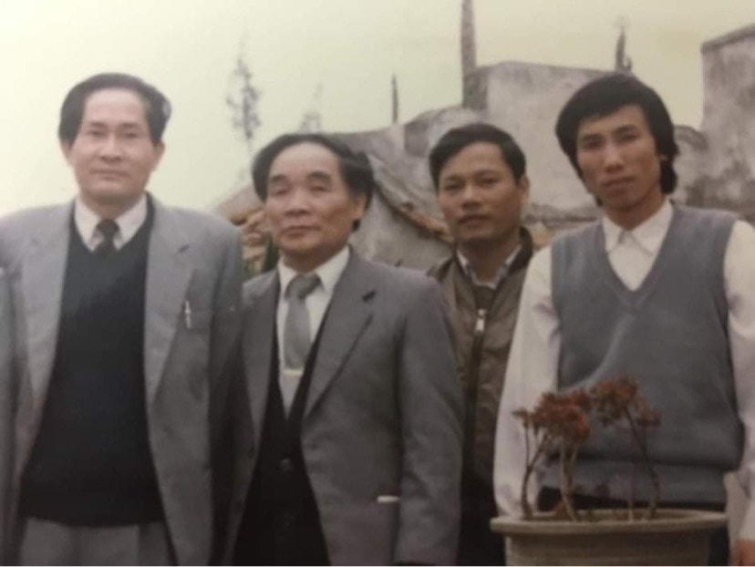 Nguyên Tổng Biên tập Báo Đại Đoàn Kết Lê Quang Cảnh (thứ hai từ trái sang) cùng cán bộ, phóng viên Báo Đại Đoàn Kết . Ảnh: TL.
