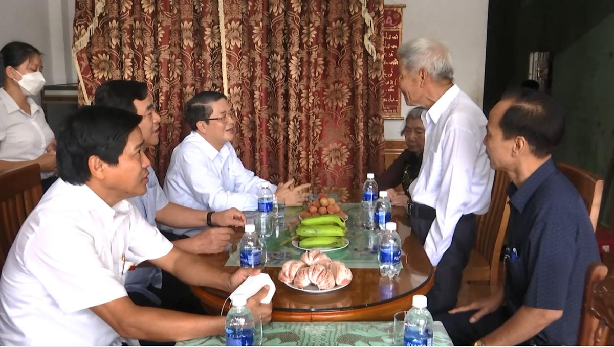 Ông Nguyễn Đức Hải, Phó Chủ tịch Quốc hội thăm gia đình bà Nguyễn Thị Trừ.