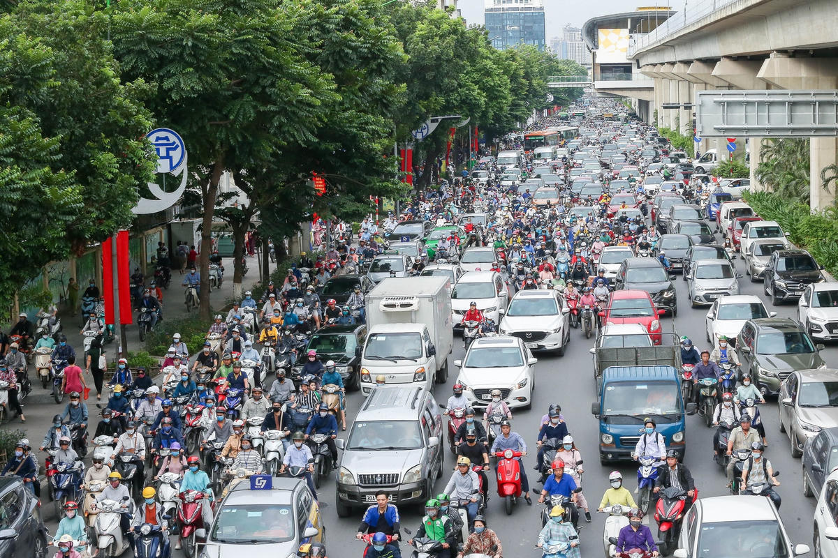 Sau chuỗi ngày nắng nóng thì sáng nay người dân Thủ đô ra đường đã cảm nhận được cái se lạnh của gió mùa về. Ảnh: Dân trí.