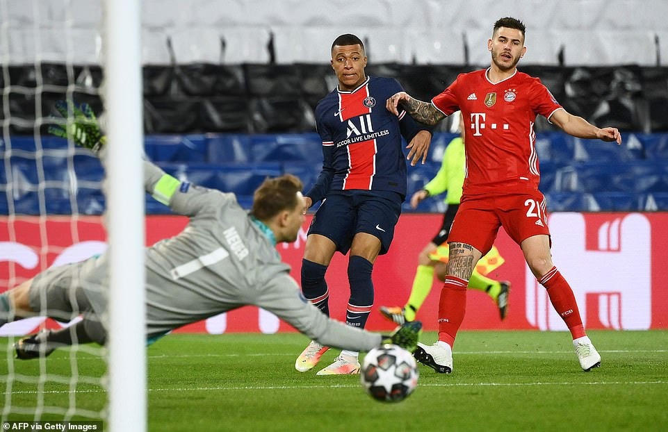 Mbappe dứt điểm đưa bóng vượt qua tay của thủ thành Neuer nhưng bóng lại đi chệch cột dọc trong gang tấc.