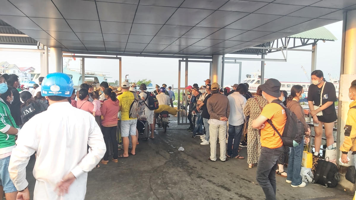 Qua theo dõi hầu hết người dân đều đeo khẩu trang phòng dịch, nhưng số lượng người tụ tập quá đông.