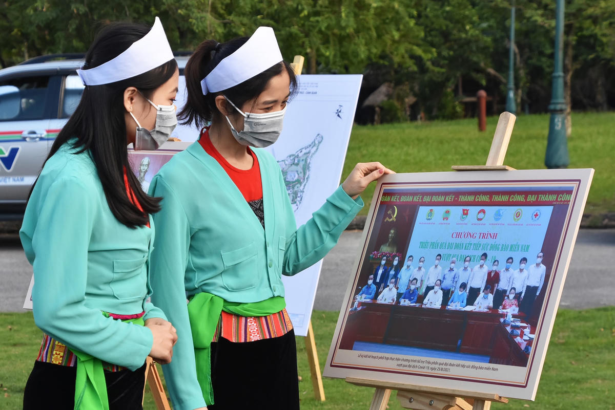Những hình ảnh, tư liệu được trưng bày tại Triển lãm ảnh nhận được sự quan tâm của đồng bào các dân tộc tham dự.