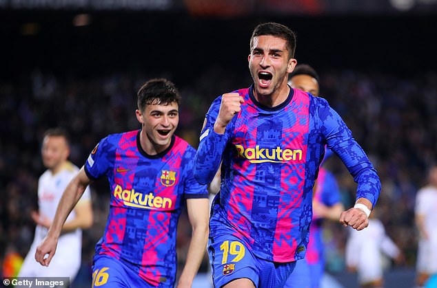 Ferran Torres gỡ hòa 1-1 cho Barcelona trên chấm phạt đền.