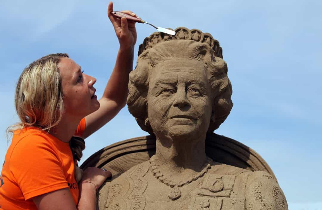 Nữ hoàng Elizabeth II - tác phẩm được Nicola Wood thực hiện tại lễ hội Điêu khắc cát Weston-super-Mare hàng năm ở Anh.  