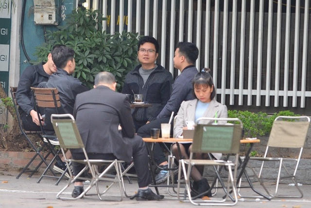 Tại một quán cà phê trên vỉa hè đường Vũ Phạm Hàm.  