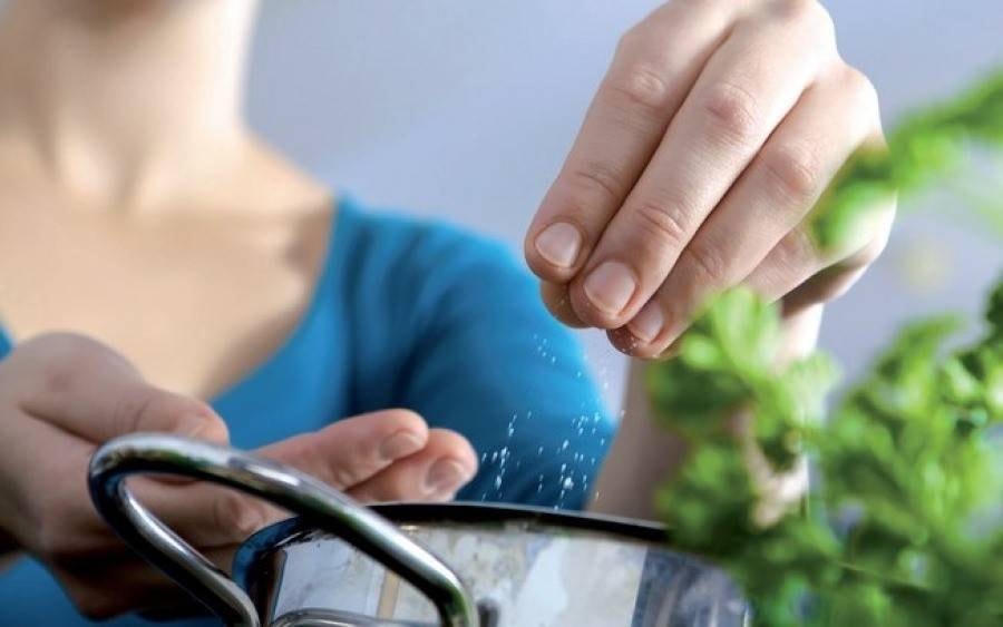 Thói quen sử dụng nhiều muối (trong khi thiếu vi chất i-ốt) cần thay đổi.