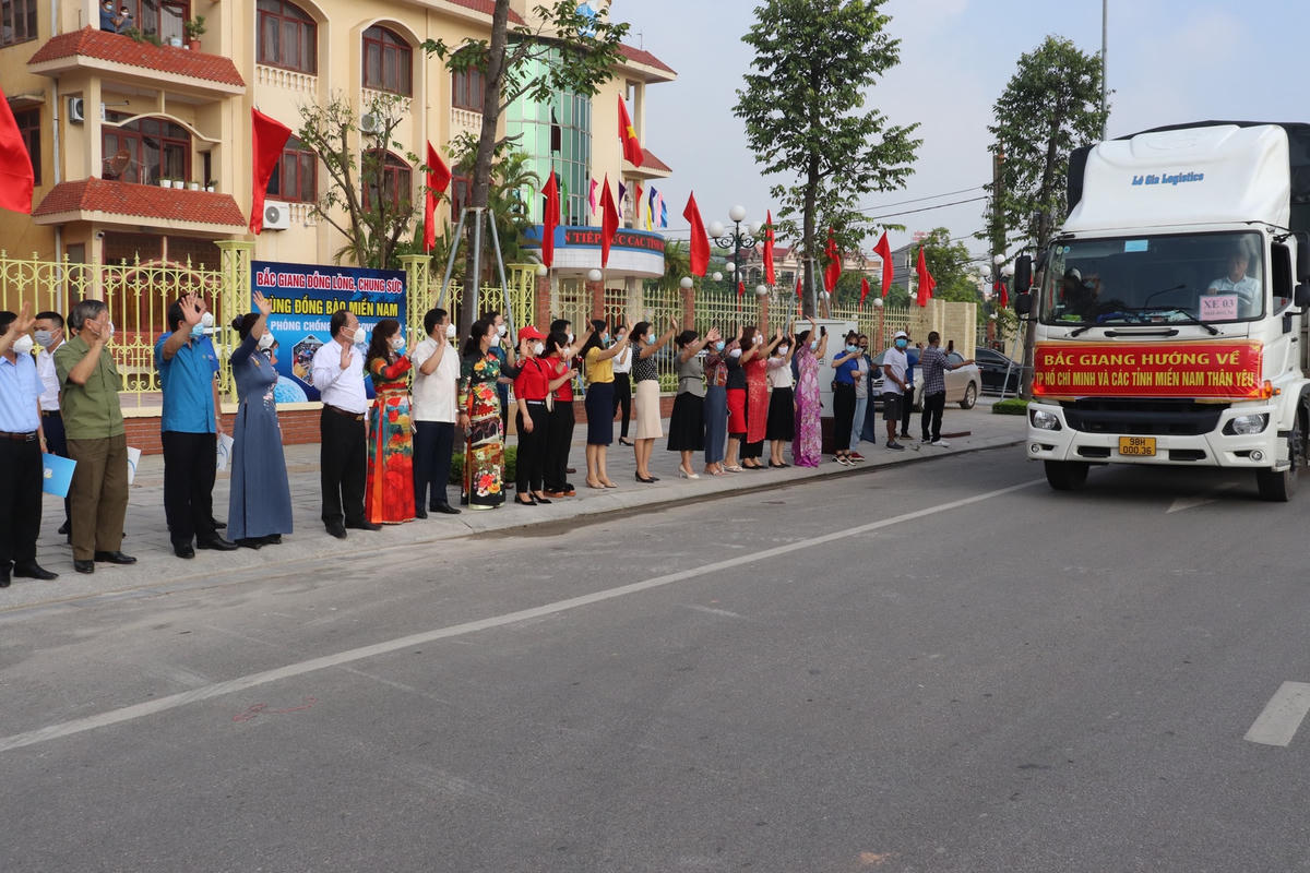 Những chuyến hàng Bắc Giang gửi tặng người dân TP HCM và các tỉnh phía Nam chống dịch Covid-19.