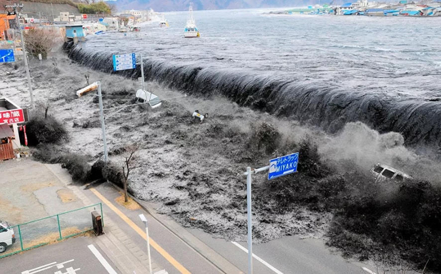 Một trận sóng thần cửa sông Heigawa ở tỉnh Iwate ập vào thành phố Miyako sau khi trận động đất 8,9 độ Richter tấn công khu vực này vào ngày 11/3/2011.  