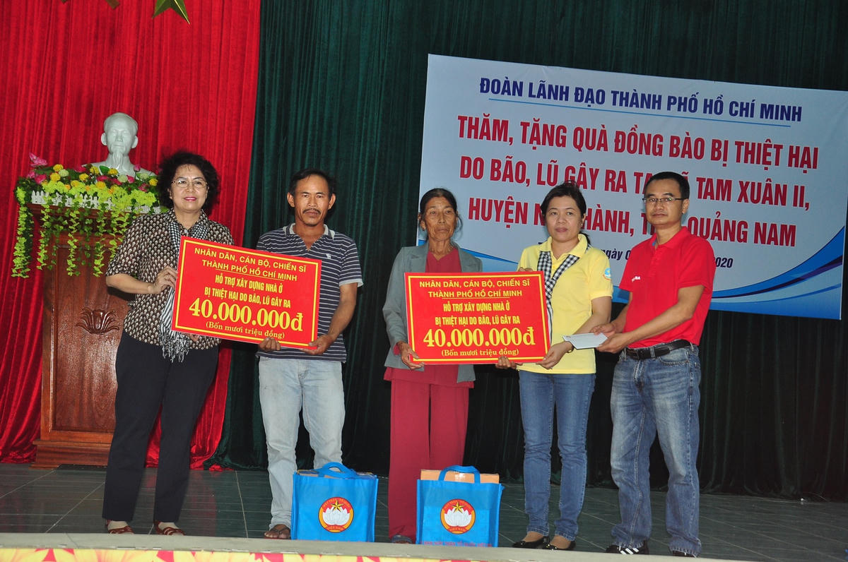 Ủy ban MTTQ Việt Nam TP Hồ Chí Minh hỗ trợ bà con bị thiệt hại bão lũ.