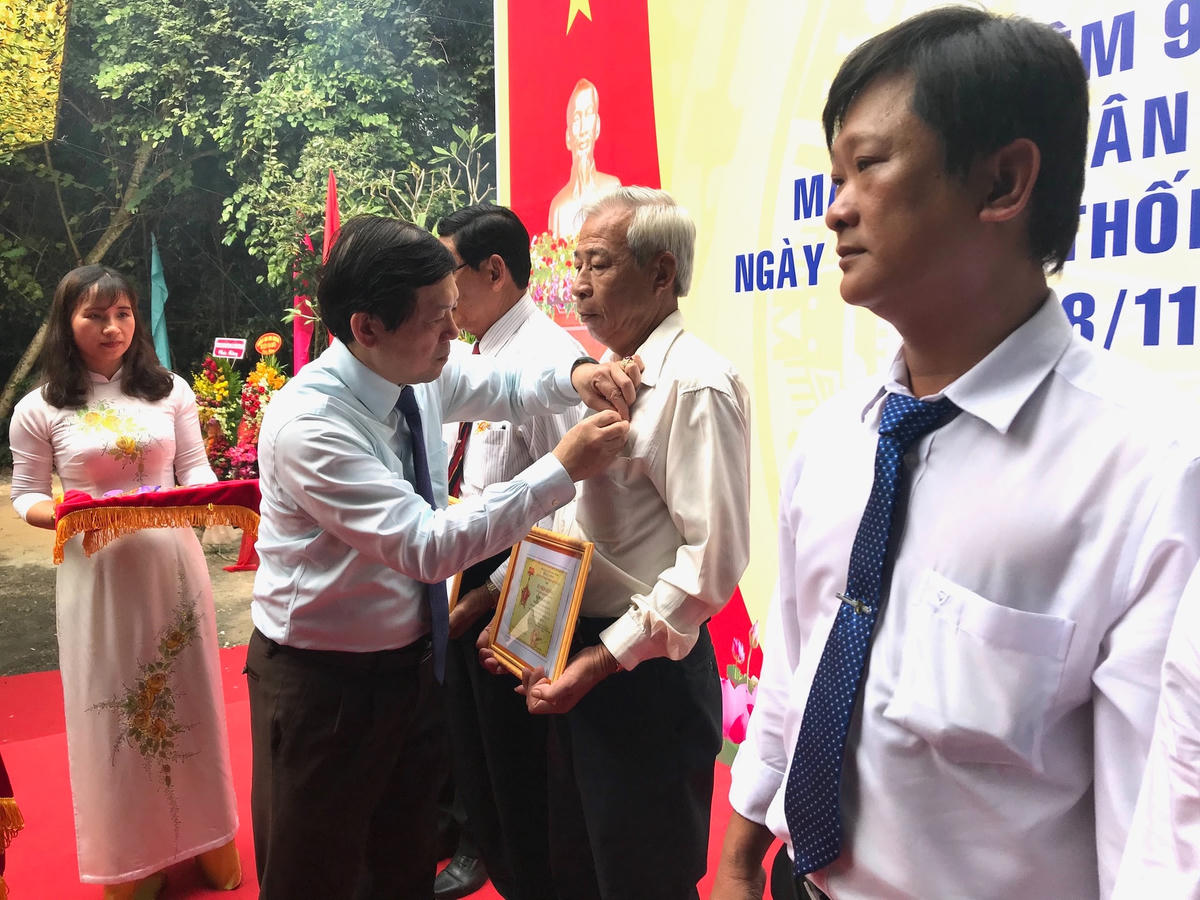 Phó Chủ tịch Nguyễn Hữu Dũng trao tặng Kỷ niệm chương “Vì sự nghiệp Đại đoàn kết toàn dân tộc” cho các cá nhân.