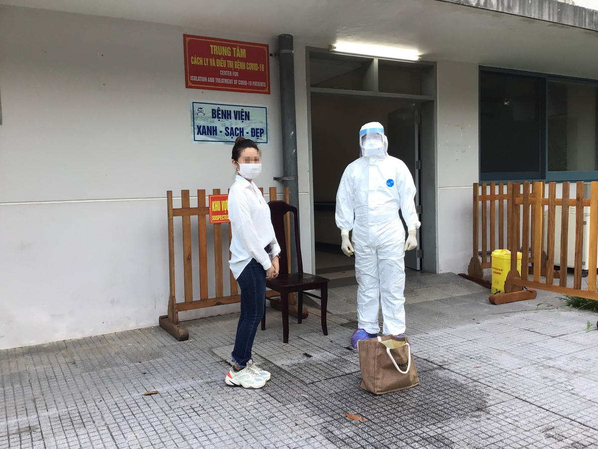 Một trong 4 bệnh nhân mắc Covid-19 được cho ra viện sáng nay (28/5).