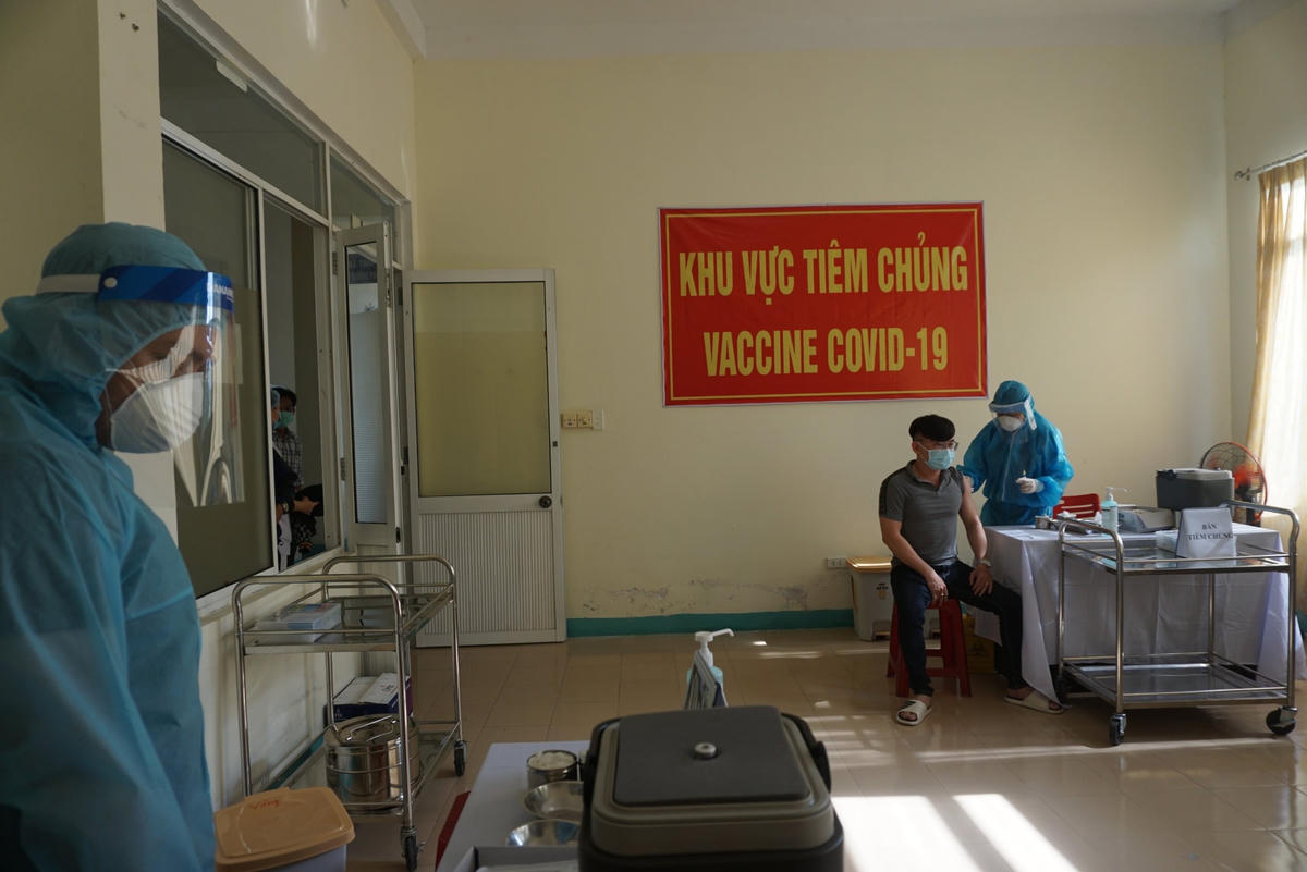 Sáng 12/3, quá trình tiêm những mũi vaccine ngừa Covid – 19 đầu tiên ở Bệnh viện phổi Đà Nẵng diễn ra an toàn, chu đáo và trật tự.