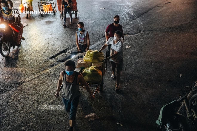 [ẢNH] Phong tỏa&nbsp;chợ Long Biên trong đêm vì liên quan ca mắc Covid-19