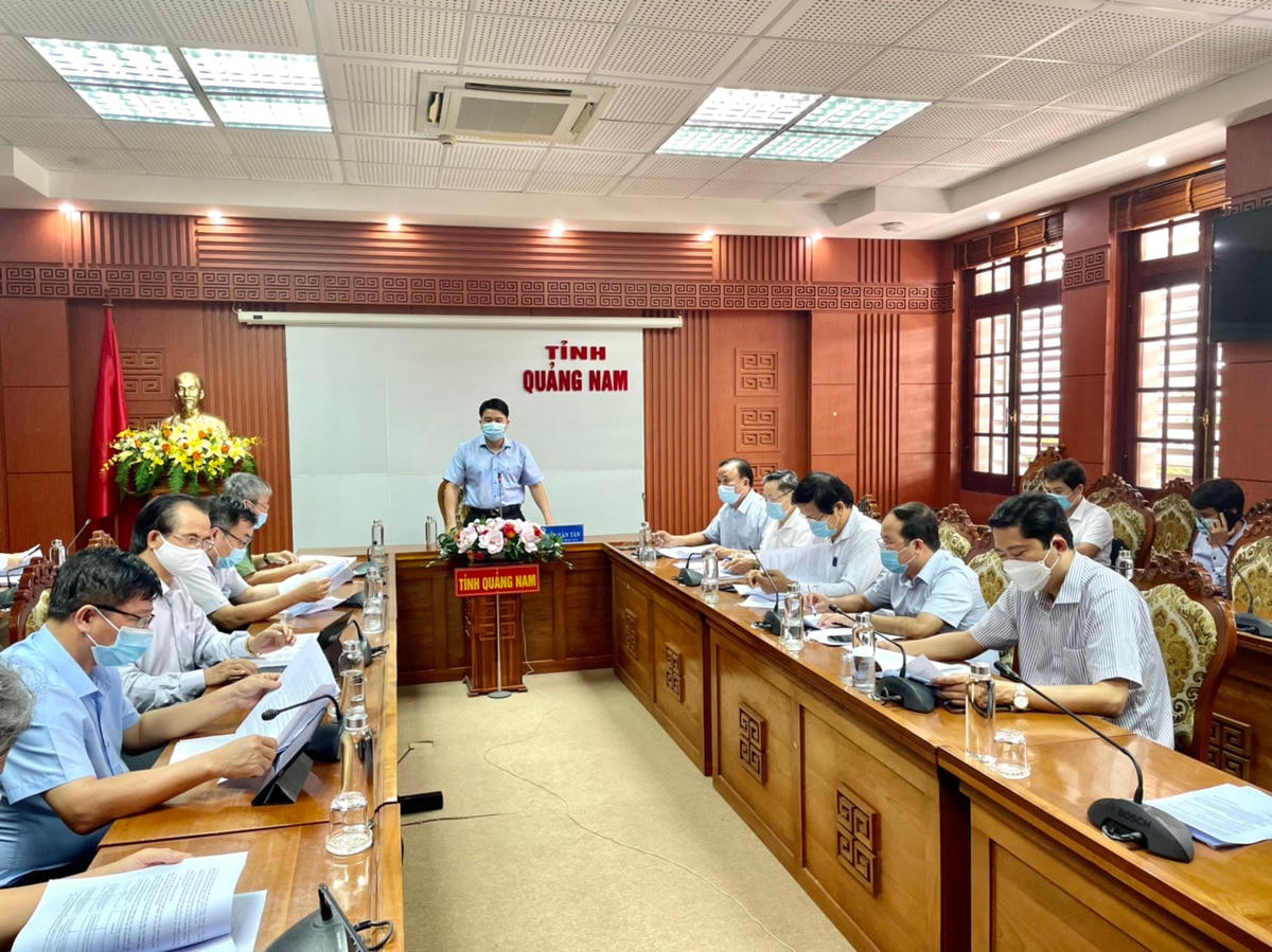 Quang cảnh buổi họp sáng ngày 23/7 lên phương án cho 30.000 ca F0.