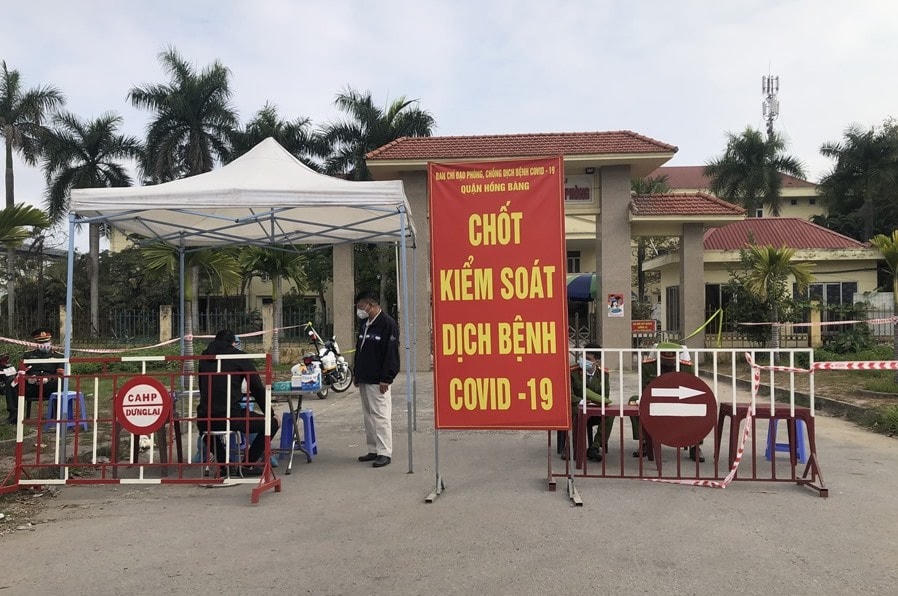 Ngay sau khi phát hiện ca dương tính, ngành y tế và các địa phương của Hải Phòng đã kịp thời tiến hành các biện pháp phong tỏa, khoanh vùng, truy vết các trường hợp F1, F2.. Ảnh: VGP.