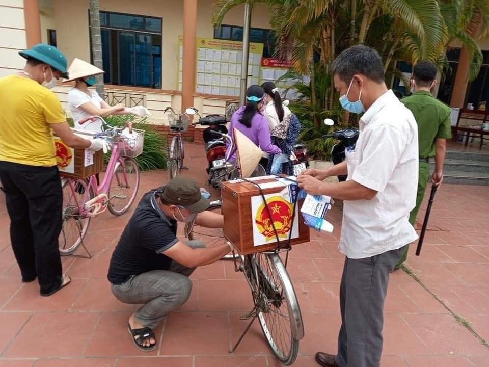 Hòm phiếu được buộc lên xe đạp để đi đến các nơi bị cách ly cho cử tri bỏ phiếu.