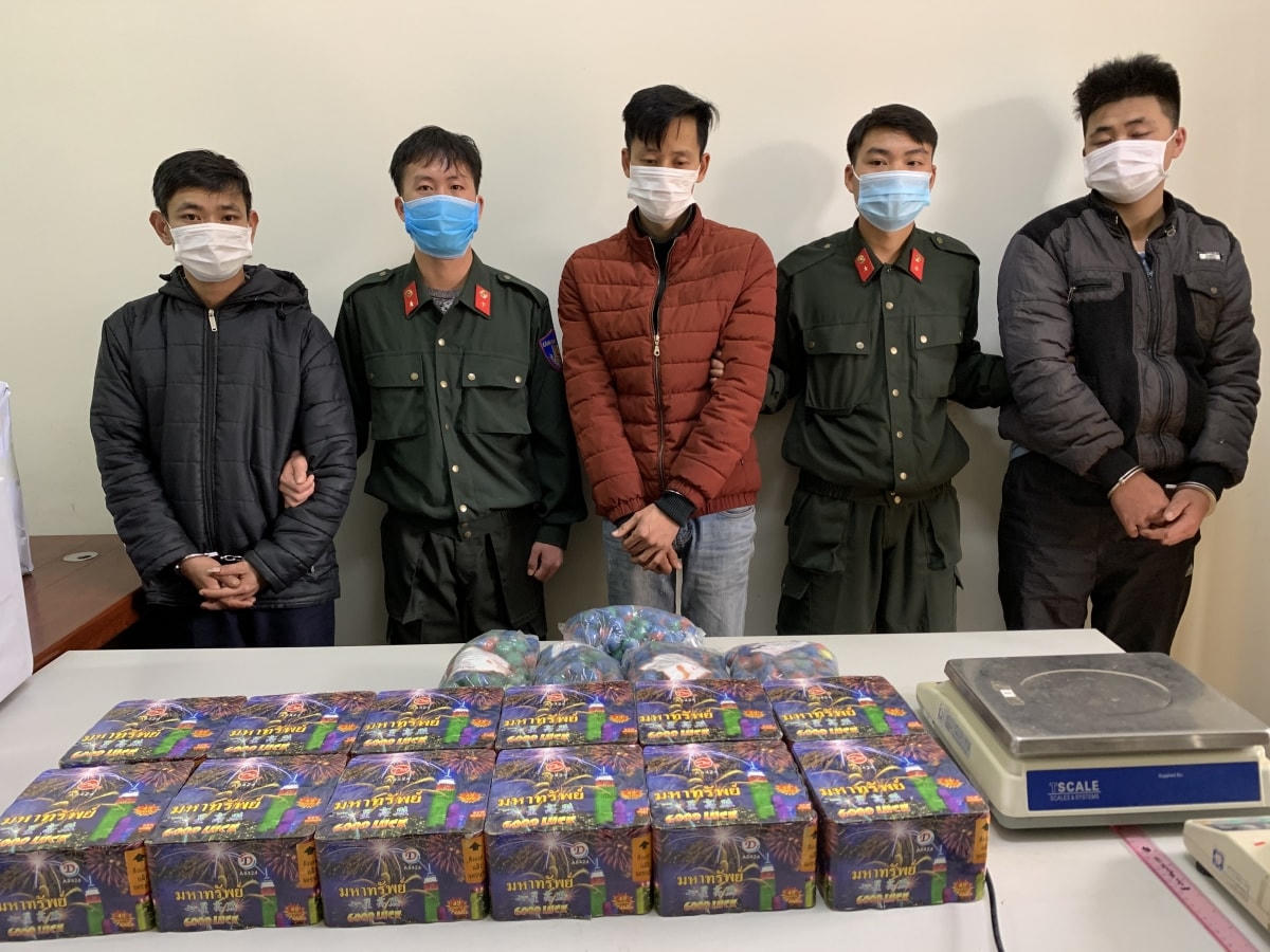 3 đối tượng Hà Văn Hùng, Hà Trọng Tiến và Nguyễn Quý Thìn cùng tang vật tại cơ quan Công an.