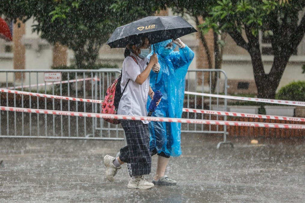 Đội mưa đến trường thi.