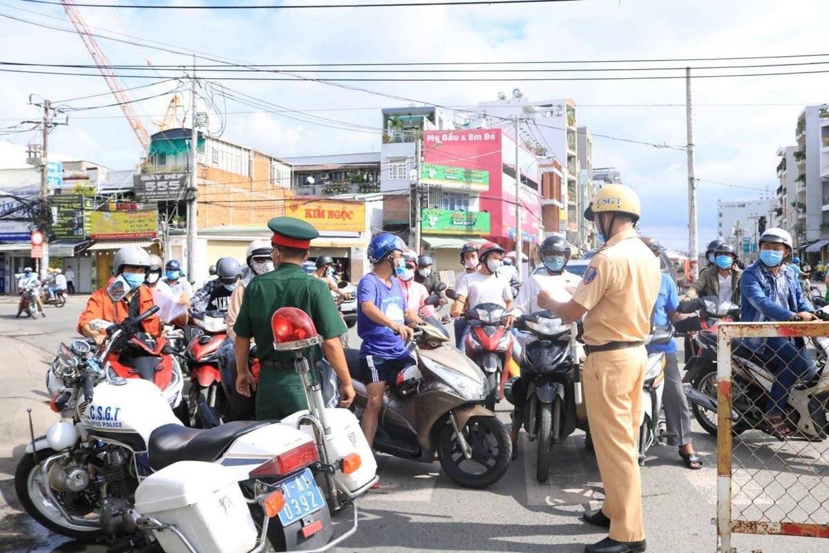 Tại chốt kiểm soát Tân Bình (TP HCM), ngày 11/7.  