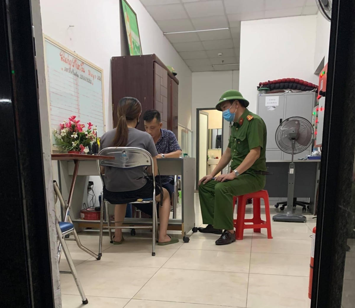 Cặp vợ chồng được triệu tập tới trụ sở Công an phường để xác minh, làm rõ sự việc.