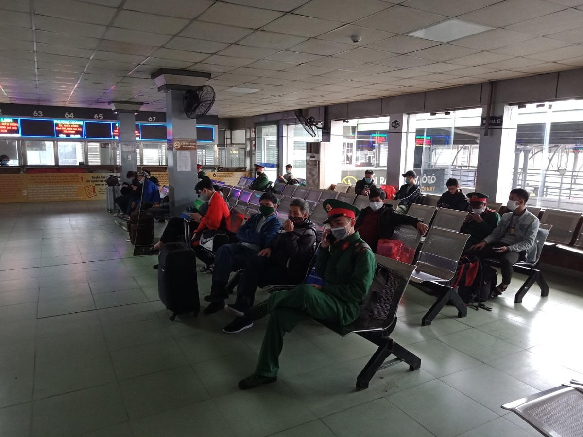 Một số ít khách ngồi chờ tại sảnh chờ bến xe Nước Ngầm.