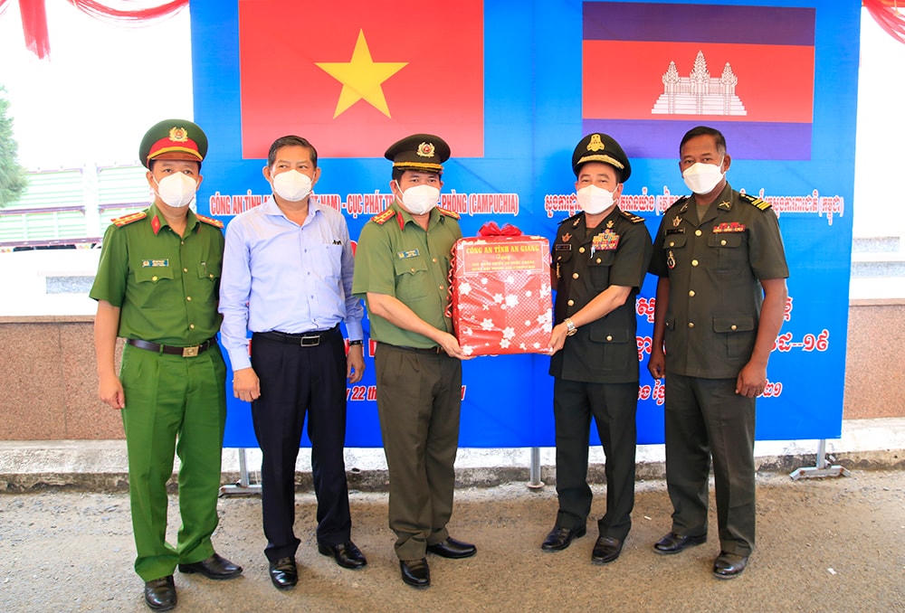 Đại tá Đinh Văn Nơi, Giám đốc Công an tỉnh An Giang trao quà cho Trung tướng Yong Mao, Phó Cục trưởng thường trực Cục Phát triển Bộ Quốc phòng Quân đội Hoàng gia Campuchia.