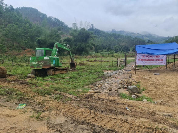 Xe cơ giới được điều động tới để làm khu tái định cư cho dân vùng sạt lở Trà Leng.