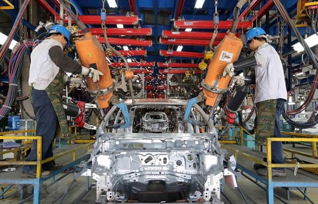 Sản xuất ôtô tại nhà máy của Công ty Ford Việt Nam (liên doanh giữa Tập đoàn ôtô Ford của Hoa Kỳ và Công ty Diesel Sông Công). (Ảnh: TTXVN).