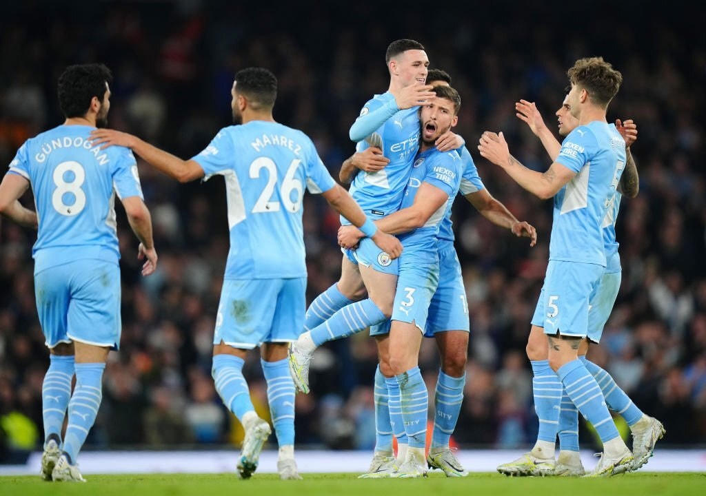 Cầu thủ Man City ăn mừng bàn thắng của Foden.