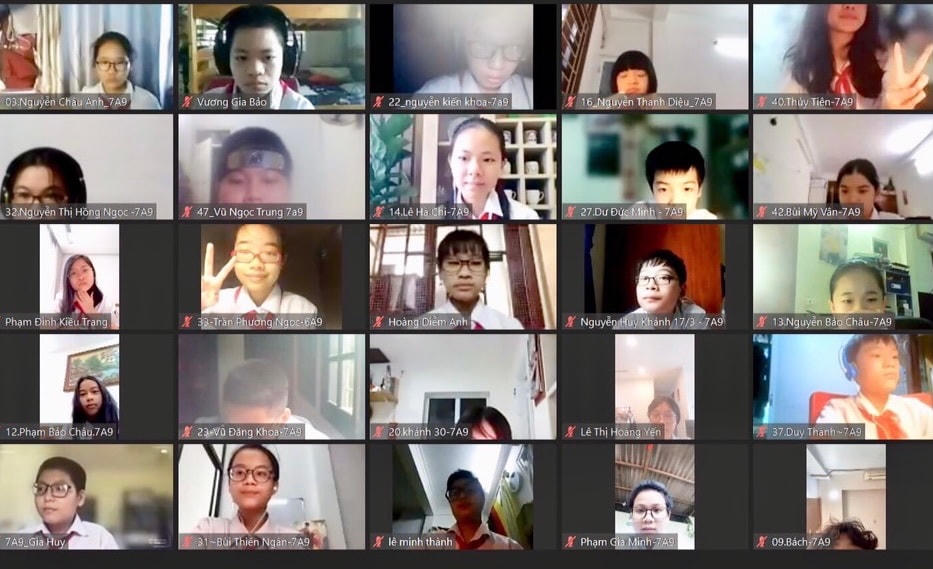 Học sinh làm quen với giáo viên bộ môn qua phòng học trực tuyến.