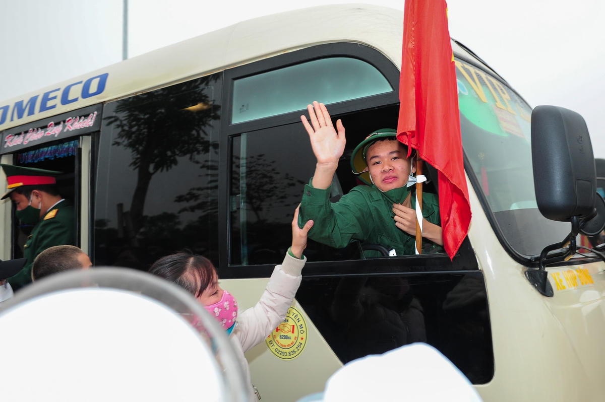 Một tân binh mỉm cười vẫy chào người thân trước khi lên đường.