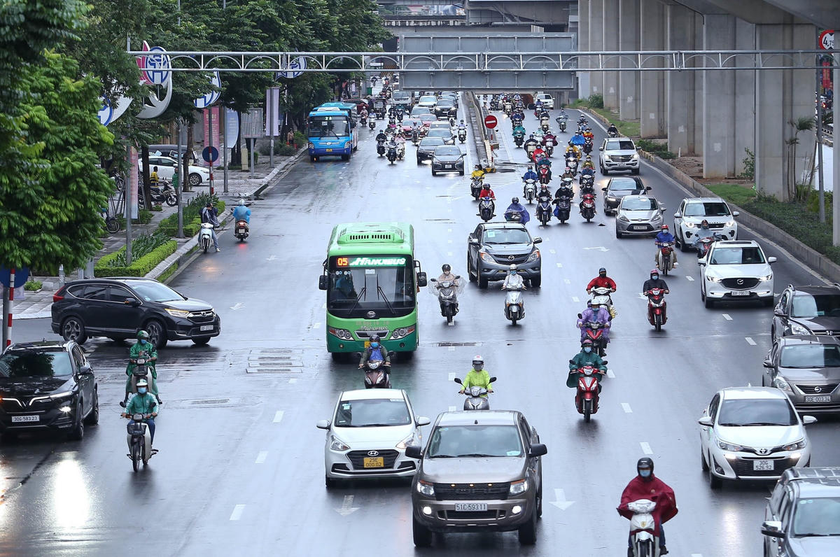 Tuyến đường Nguyễn Trãi ngày thường đông đúc xe buýt, nay chỉ lác đác vài xe.