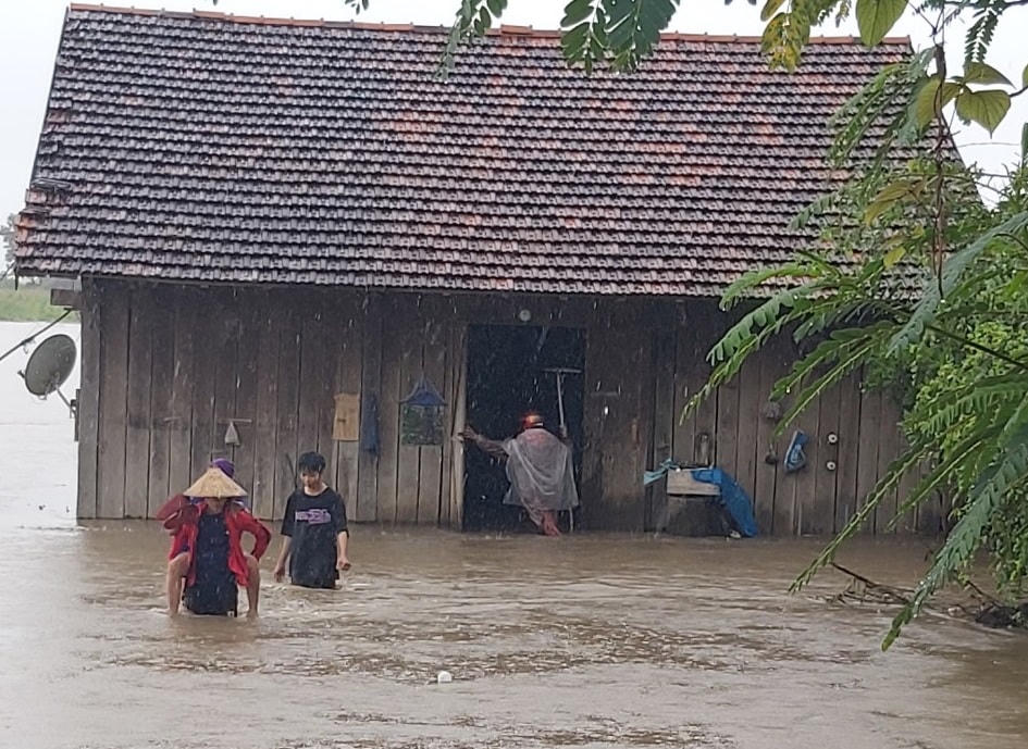 Nhiều hộ dân bị ngập.