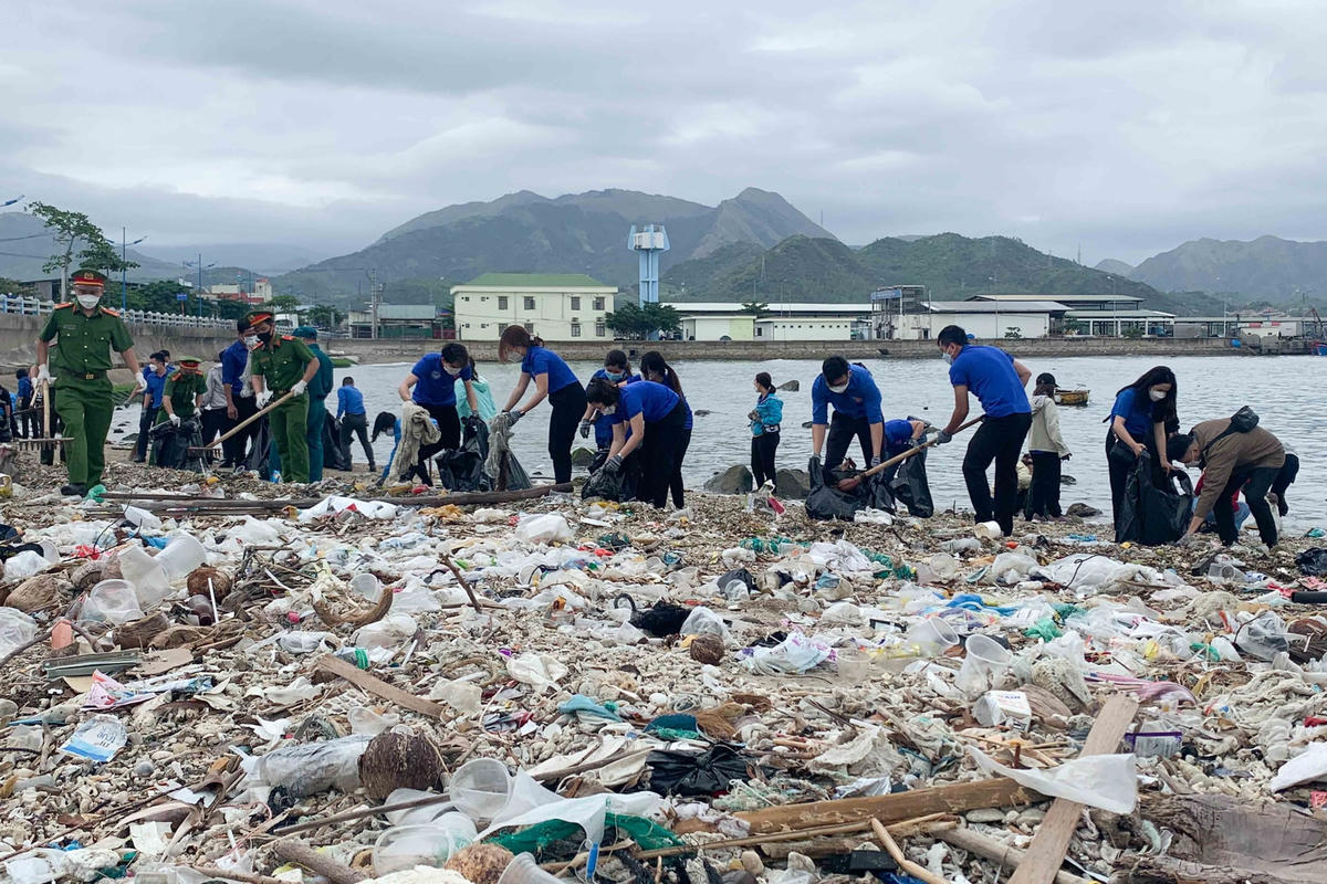 Đoàn viên, thanh niên TP Nha Trang tham gia dọn vệ sinh, thu gom rác thải tai biễn Vĩnh Lương. 