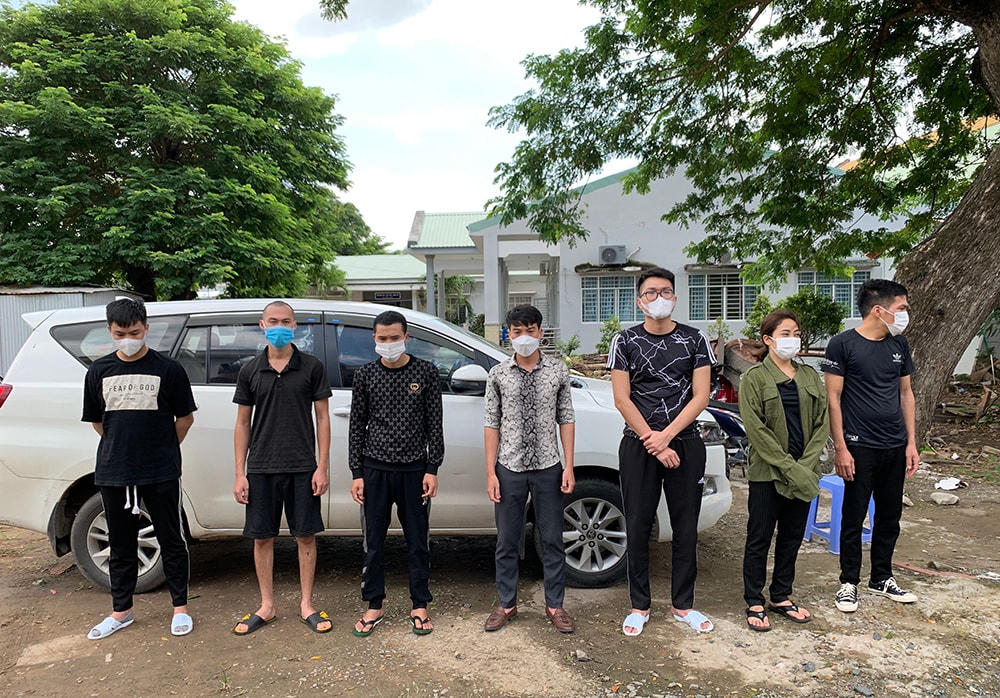 Nhóm đối tượng Tuấn chở đưa xuất cảnh trái phép bị bắt quả tang.
