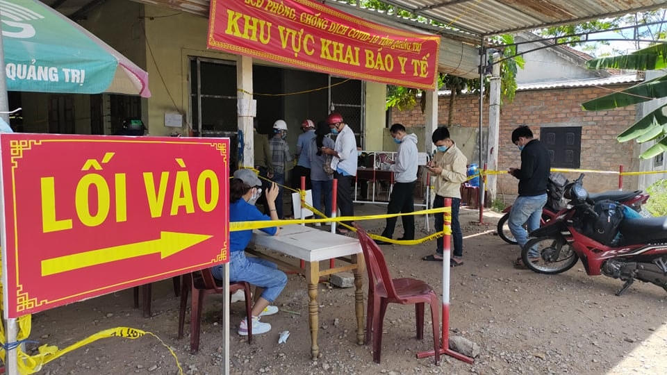 Người dân vào khai báo y tế tại chốt kiểm soát đóng trên địa bàn huyện Hải Lăng, tỉnh Quảng Trị.