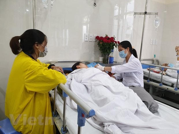 Điều trị cho một bệnh nhân tại Khoa Nội hồi sức thần kinh, Bệnh viện Hữu Nghị Việt Đức.