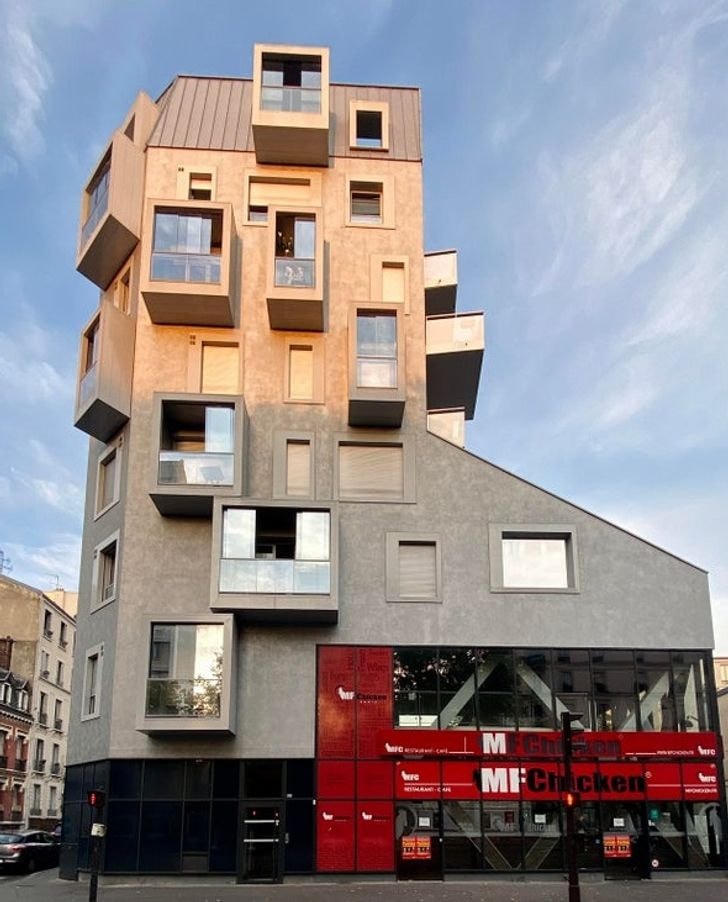 Hãy nhìn kỹ các cửa sổ của tòa nhà này! Paris, Pháp (Quận 14).  
