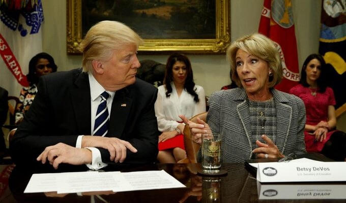 Trump (trái) và Bộ trưởng Giáo dục Betsy DeVos trong cuộc họp ở Nhà Trắng năm 2017. Ảnh: Reuters.  
