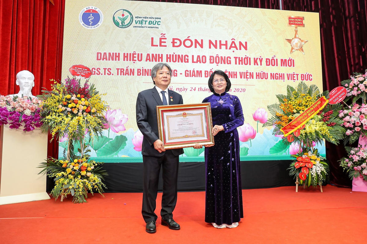 Phó Chủ tịch nước Đặng Thị Ngọc Thịnh trao Bằng chứng nhận danh hiệu Anh hùng Lao động thời kỳ đổi mới cho GS.TS Trần Bình Giang. Nguồn: Gia đình.net.