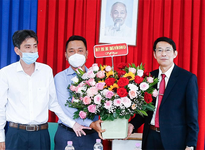 Ông Đinh Văn Thiệu, Phó Chủ tịch  UBND tỉnh Khánh Hòa, tặng hoa chúc mừng Ban Quản lý cảng Hòn Rớ, TP Nha Trang