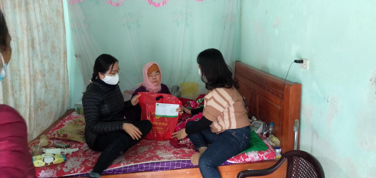 Trước Tết, nhiều phụ nữ nghèo, tuổi cao, sức yếu, cô đơn được Hội Phụ nữ huyện Vụ Bản cùng nhà tài trợ tới thăm hỏi tặng quà.