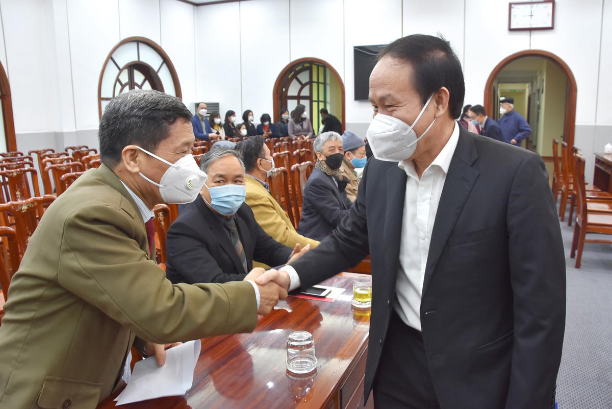 Phó Chủ tịch - Tổng Thư ký Lê Tiến Châu thăm hỏi các cán bộ hưu trí MTTQ Việt Nam.