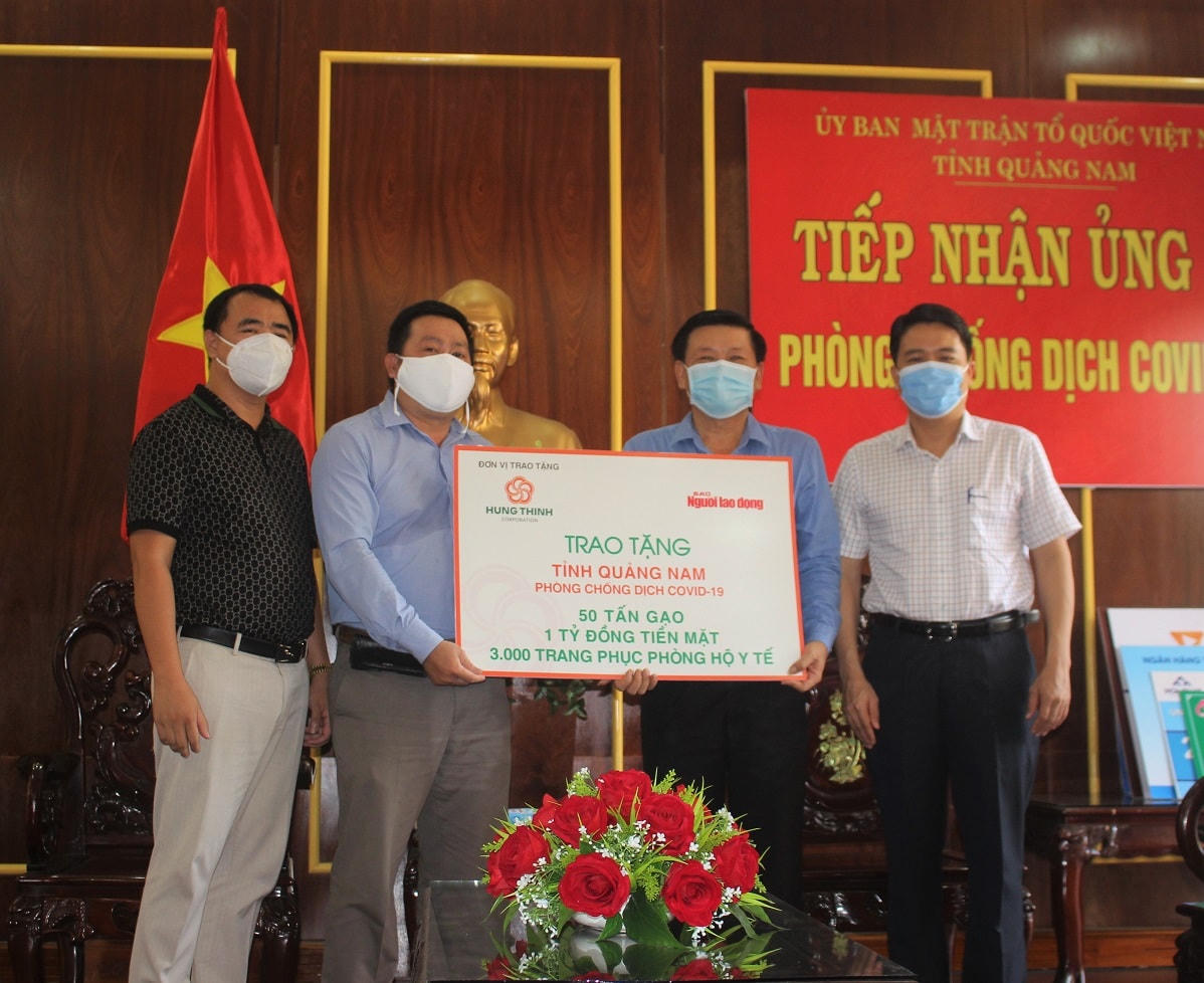 Báo Người lao động, VP tại miền Trung ủng hộ 1 tỷ đồng phòng, chống dịch Covid-19.