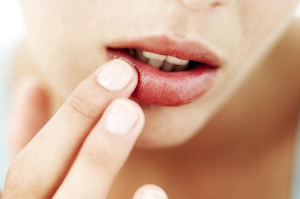 Thời tiết khô hanh hoặc trời đang vào mùa lạnh là nguyên nhân phổ biến khiến bạn bị khô môi.