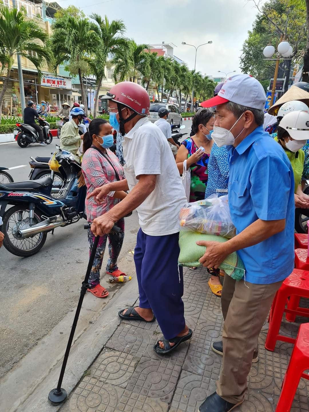 Những phần quà của các nhà tài trợ được trao cho người nghèo dịp này rất có ý nghĩa, qua đó góp phần đảm bảo 100% người nghèo và một số đối tượng khó khăn tại địa phương có thêm điều kiện để đón Tết thêm vui vẻ, ấm cúng.