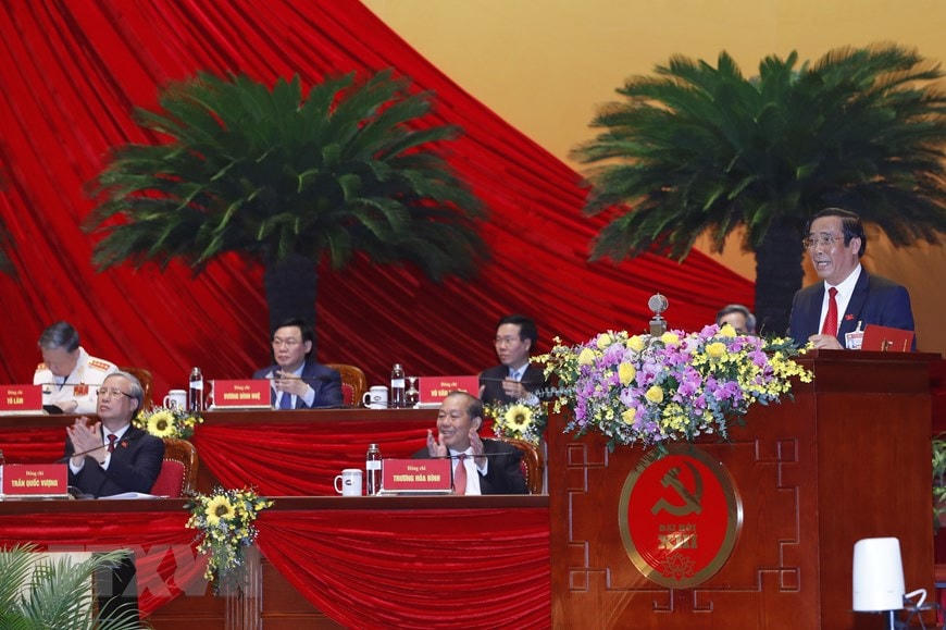 Ông Nguyễn Thanh Bình, Phó Trưởng ban Thường trực Ban Tổ chức Trung ương khóa XII thay mặt Ban Kiểm phiếu Đại hội báo cáo kết quả bầu cử, công bố danh sách các đồng chí trúng cử vào Ban Chấp hành Trung ương khóa XIII. (Ảnh: TTXVN).