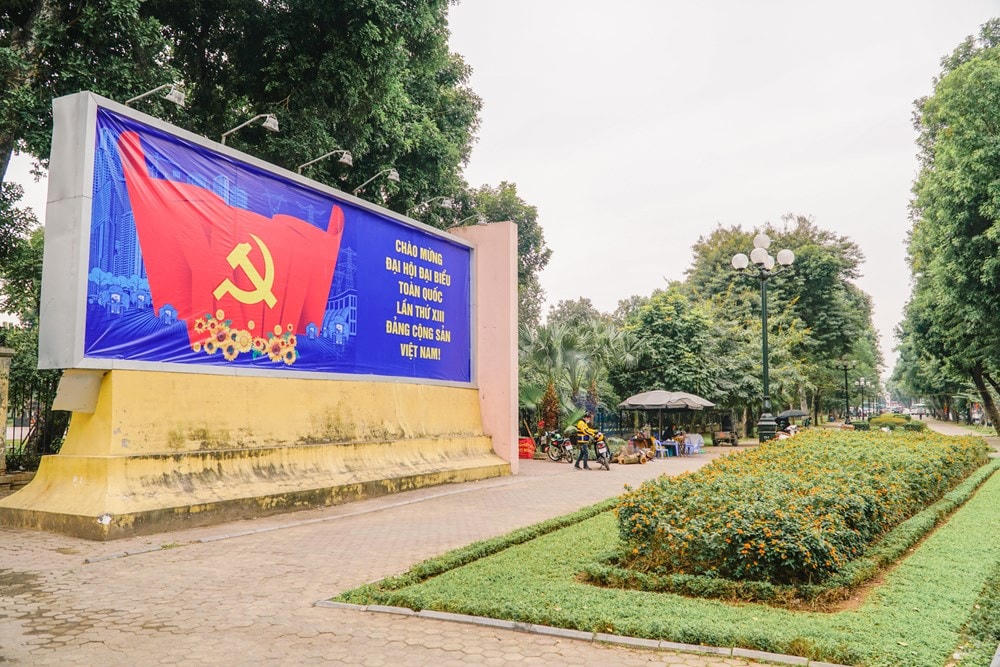 Cụm pano cố định tấm lớn chào mừng Đại hội đại biểu toàn quốc lần thứ XIII Đảng Cộng sản Việt Nam tại phố Trần Nhân Tông. (Ảnh: Minh Hiếu/Vietnam+).